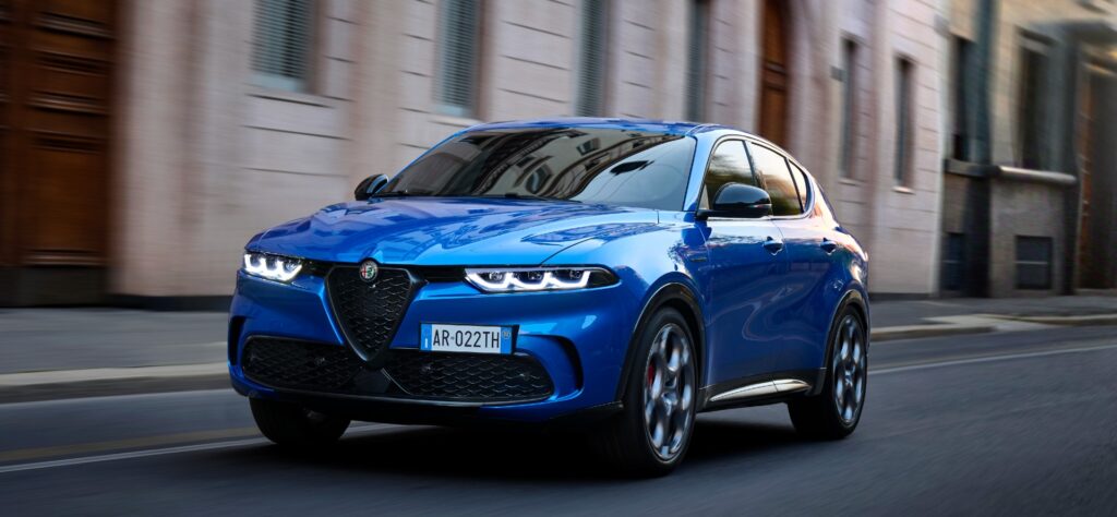 PASAULYJE DEBIUTUOJA PIRMASIS HIBRIDINIS ELEKTRA VAROMAS „ALFA ROMEO“