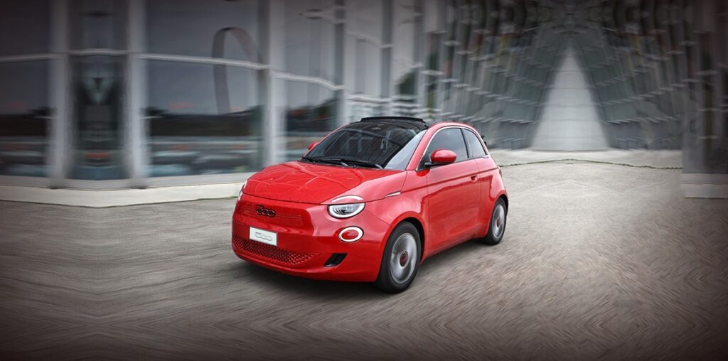 NAUJASIS ELEKTRINIS „FIAT 500E“ TAPO METŲ AUTOMOBILIŲ „GQ“ LEIDINIO RINKIMUOSE